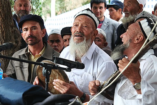 Oeigoeren in Yarkand in 2010. Tegen dergelijke traditionele haardracht en kleding wordt tegenwoordig opgetreden.