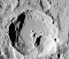 Valier кратері AS16-M-0019.jpg