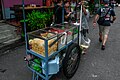 File:Vendedor de fruta ambulante en Sukhumvit Road.jpg