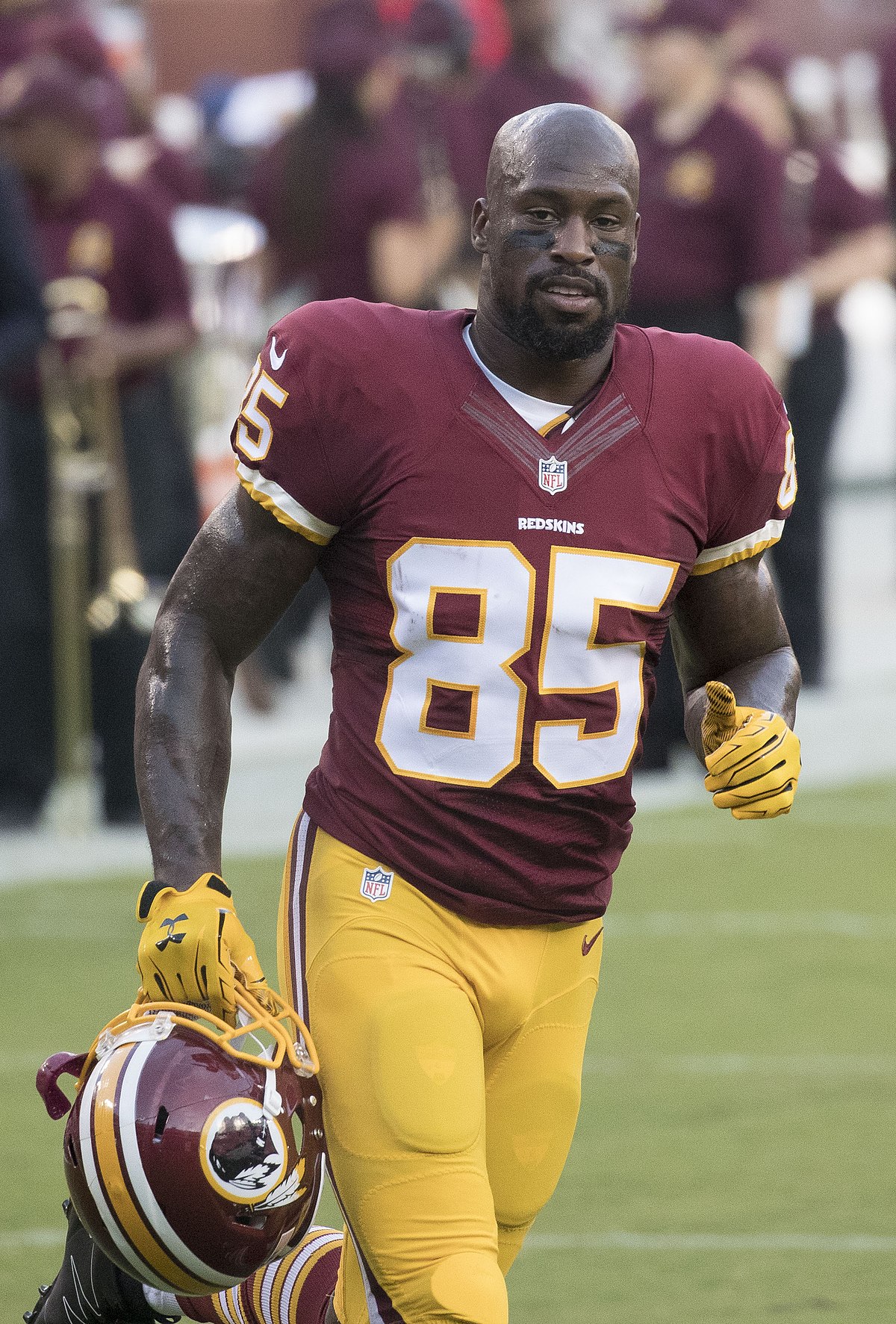 File:Vernon Davis - San Francisco vs Green Bay 2012.jpg - Wikipedia