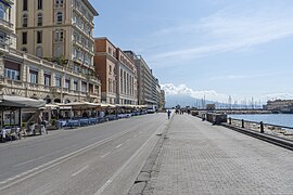 La Via Partenope en Nápoles, escena en la que Ripley y Marge caminan por el paseo marítimo