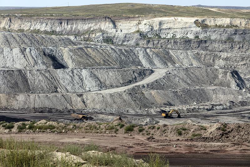 File:View into the Eagle Butte coal mine in Gillette, in Wyoming's Powder River Basin LCCN2015634123.tif