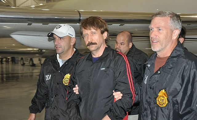 Виктор Бут в сопровождении сотрудников DEA 16 ноября 2010 года после выдачи США