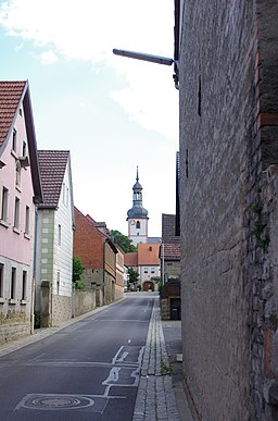Würzburger Straße, Blick auf Kirche und Rathausflügel, Geldersheim, Unterfranken, Bayern, Deutschland.