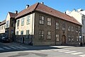 Kongens gate 1: Christiania Opfostringshus. Vuonna 1640 valmistunut rakennus toimi orpokotina vuosina 1778–1917 ja tunnetaan myös nimellä Waisenhuset.