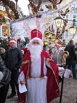 Мужчина в костюме святого Николая в Баден-Бадене на праздновании Вайнахтена