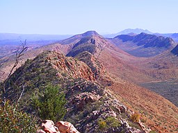 Utsikt längs utefter bergskedjan Macdonnell Ranges från Larapinta Trail, nära Glen Helen.