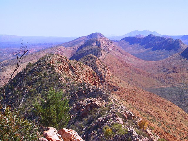 Blick entlang der West MacDonnell Ranges vom Larapinta Trail, nahe Glen Helen.