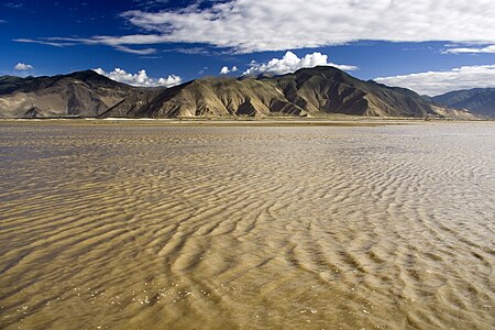 Afon Barhamputra (Yarlung Tsangpo) yn llifo trwy ucheldiroedd Tibet