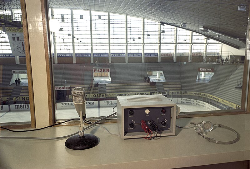 File:Yleisradio's sports commentator booth in Hakametsä.jpg