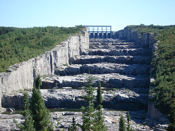 The spillway at the Robert-Bourassa generating station can deal with a water flow twice as large as the Saint Lawrence River. Inaugurated in 1979 the 