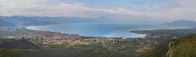 Panoráma jazera İznik Gölü a mesta İznik