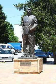 Споменик на Кочо Рацин во Велес