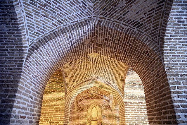 عکس از مسجد کاروانسرای دیرگچین با معماری ساسانی
