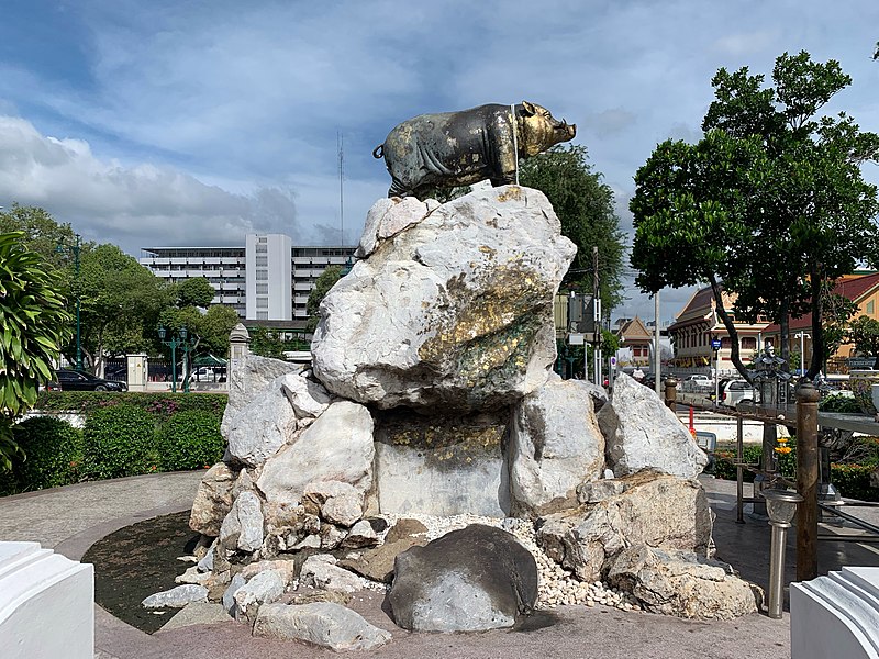 File:อนุสาวรีย์หมู (สหชาติ) - Pig Monument, Bangkok (October 2021) - img 01.jpg