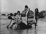 As irmãs Olivier tomando banho na praia em Cornwall 1914