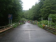 湯の沢ゲート（左、北斗市湯ノ沢）と桧木橋ゲート（右、厚沢部町字富里）。左右ゲート間は梅漬峠を経由して通年通行止めとなっている。