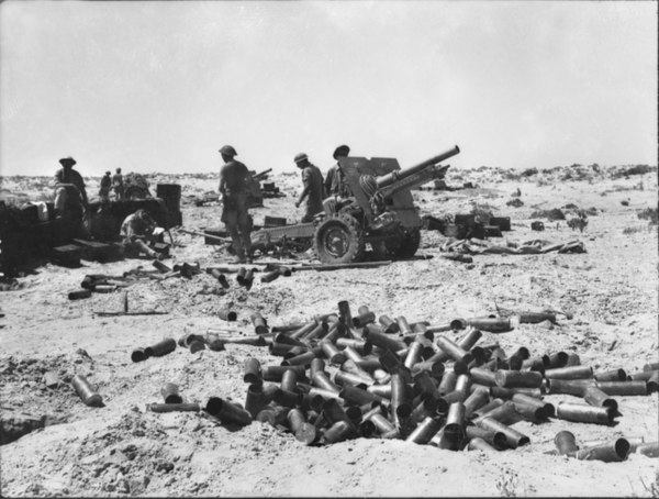 Guns of the 2/8th Field Regiment at El Alamein in July 1942 (AWM 024515)