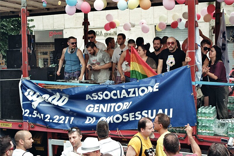 File:2010-07-02 Gay Pride Roma - Carro AGEDO.jpg