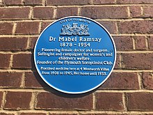 Dr Mabel Ramsay 1878-1954 Öncü kadın doktor ve cerrah. Kadın ve çocukların refahı için sufragist ve kampanyacı. Plymouth Soroptimist Kulübü'nün kurucusu. Burada 1908'den 1945'e kadar 4 Wentworth Villasında hekimlik yaptı. 1933'e kadar evi.