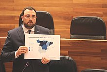 Adrian Barbon, president of the Principality from 2019, shows an infographic of COVID's cases. May 2020. 2020 05 06 Presidente pleno JGPA 4.jpg