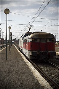 Elektrická lokomotiva Renfe Operadora řady 252 s pokorným vozem Talgo III ve stanici Castejón de Ebro. 14.08.2008.