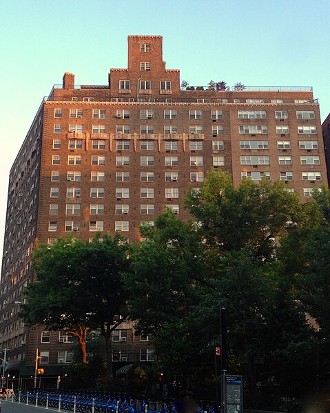 File:2 Horatio Street NYC Summer from the North.jpg