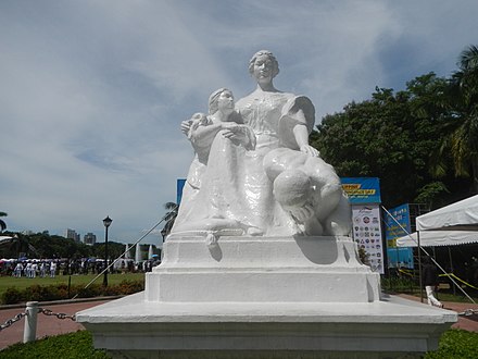 La Madre Filipina sculpture in Rizal Park before it was transferred back to Jones Bridge