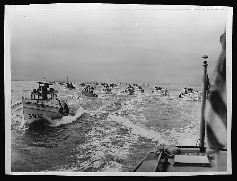 File:A Coast Guard motor lifeboat provides escort 8b08560v.jpg