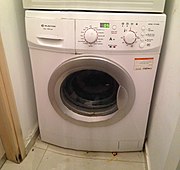 フロントローディング式（ドラム式）の電気洗濯機（イスラエルELECTRA社）