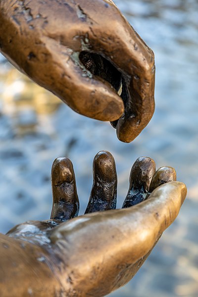 File:Aachen, Brunnen -Kreislauf des Geldes- -- 2021 -- 6639.jpg