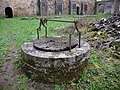 Abbaye de Clermont - puits du cloître.JPG