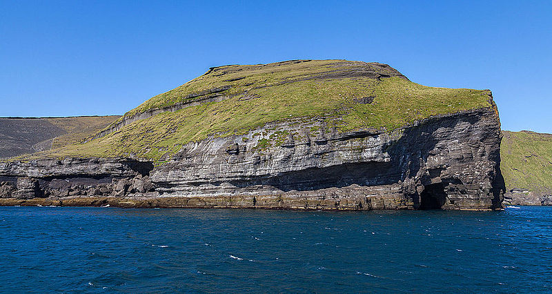 File:Acantilados de Heimaey, Islas Vestman, Suðurland, Islandia, 2014-08-17, DD 059.JPG