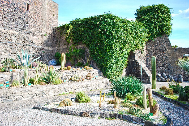 File:Aci Castello (2009) -2-.jpeg