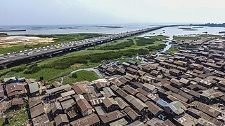 Makoko met De Third Mainland Bridge op de achtergrond.