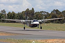 Aero Commander 680E, senrangulo JP6986096.jpg