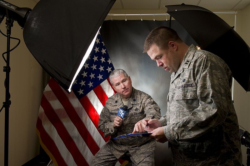 File:Airman forecasts clear skies as TV weatherman DVIDS550771.jpg