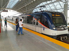 Metro llegando a la estación de Pueblo Nuevo.