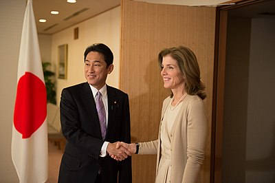 2013年11月20日、駐日アメリカ合衆国大使キャロライン・ケネディとともに