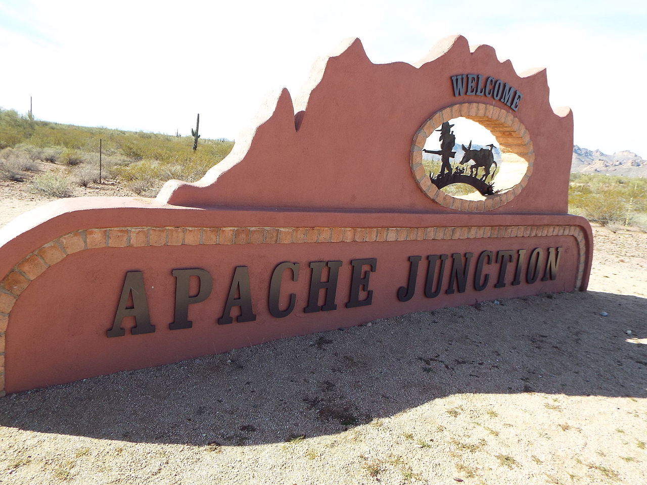 1280px-Apache_Junction-welcome_to_Apache_Junction-1.JPG