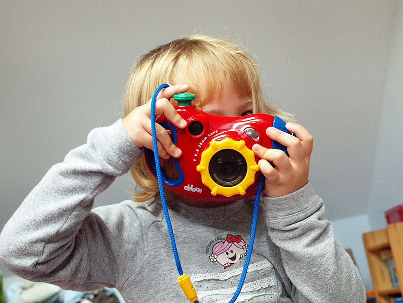 File:Apprentie photographe à l'oeuvre.jpg