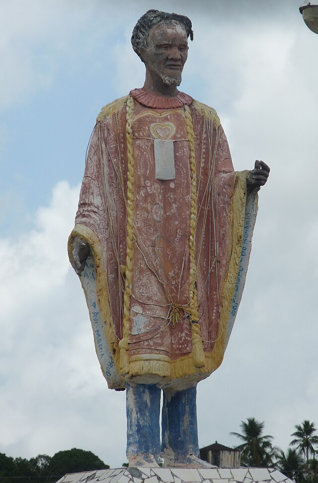 Estátua representando o artista local Arthur Bispo do Rosário.