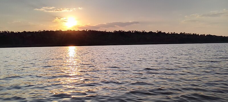File:Au coucher du soleil au lac Rwihinda.jpg