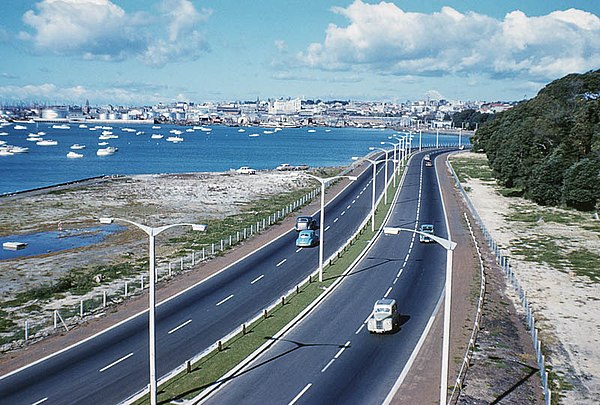 The Northern Motorway between the Auckland Harbour Bridge and the then Fanshawe Street terminus in May 1960. Photo by Denis Wilford.