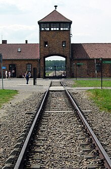 Auschwitz Entrance 2006.jpg