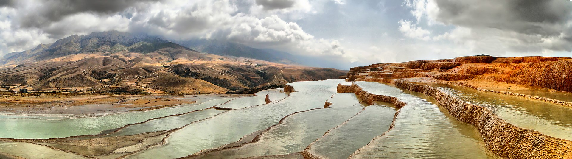 1920px-Badab-e_Surt_Panorama.jpg