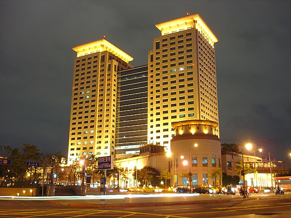 Banqiao station is served by high-speed rail, conventional rail, metro, and bus lines, making it a major transportation hub in New Taipei City.