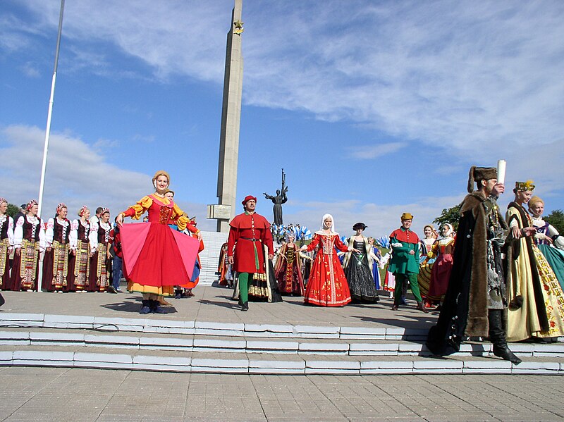 File:Belarus-Minsk-940 Anniversary near Minsk-Hero-City Monument-24.jpg