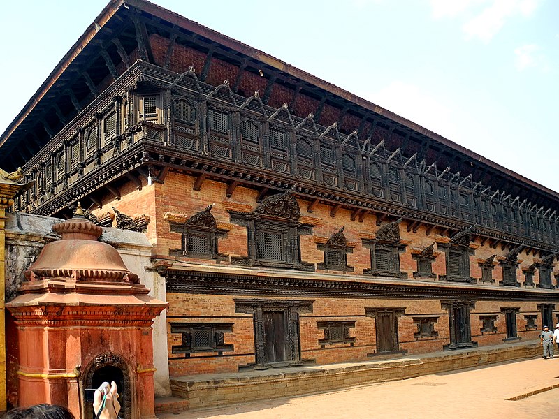 File:Bhaktapur palais 55 fenetres.JPG