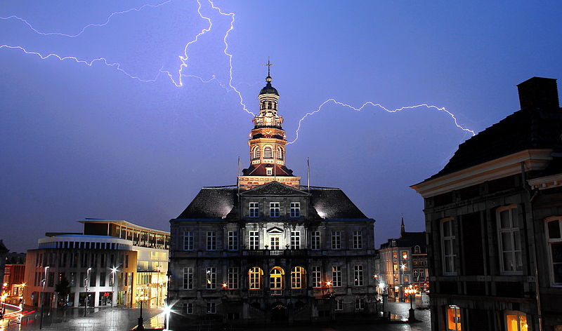 File:Bliksem boven het stadhuis van Maastricht2.jpg
